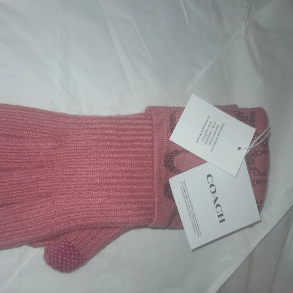 New Coach Knit Singature Tech Gloves In Watermellon ❄️ NWT (FIRM)